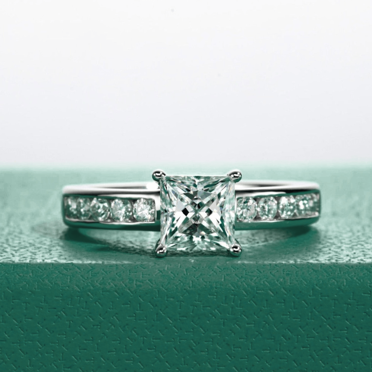 Anel Solitário Princess com Moissanite – Ouro Branco 18k