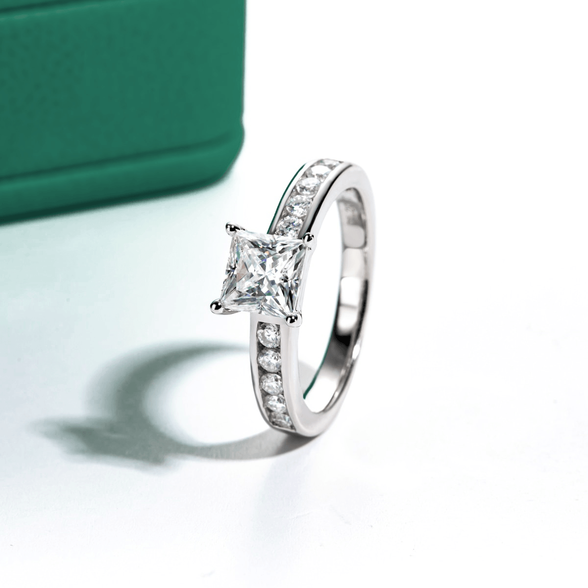 Anel Solitário Princess com Moissanite – Ouro Branco 18k