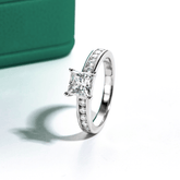 Anel Solitário Princess com Moissanite – Ouro Branco 18k