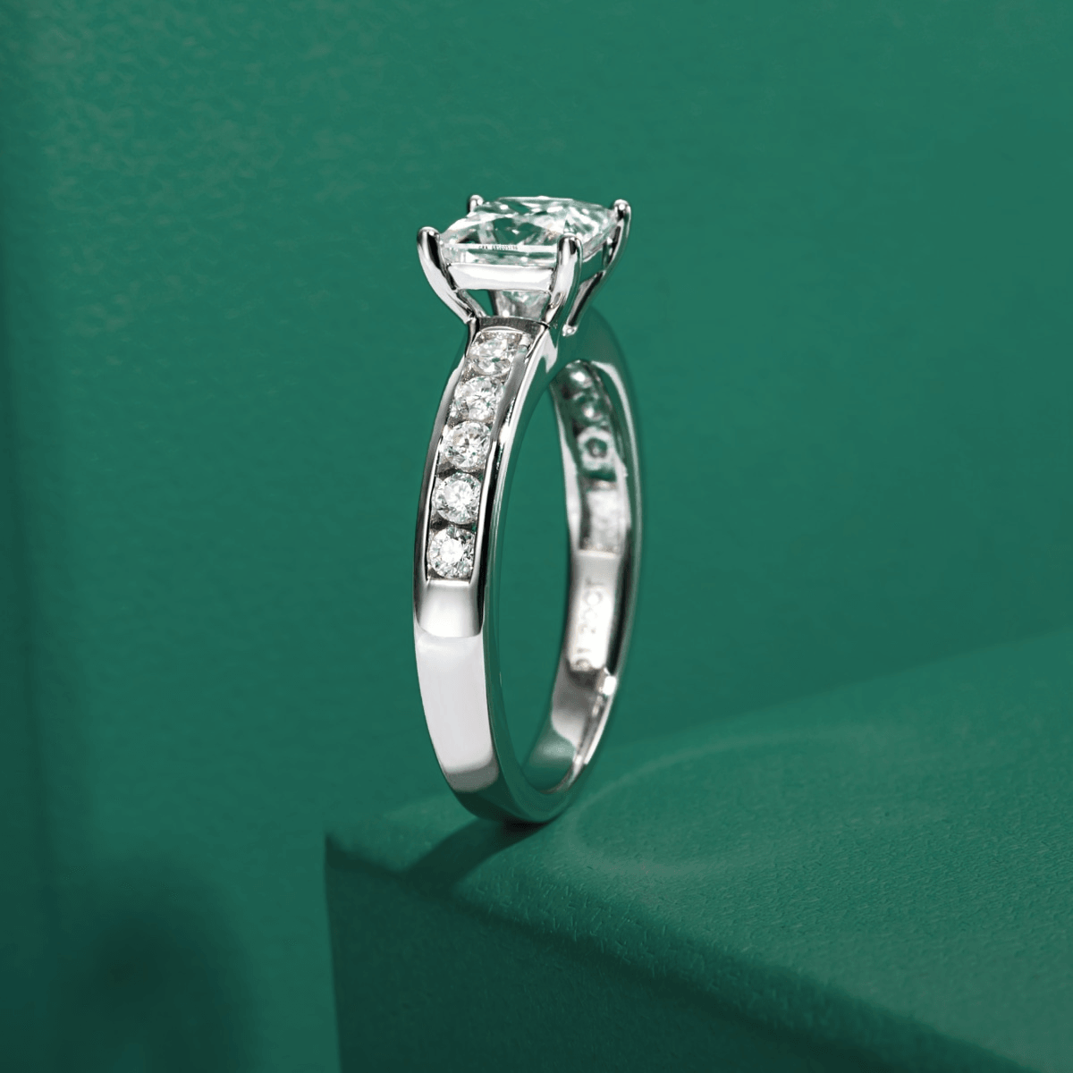 Anel Solitário Princess com Moissanite – Ouro Branco 18k