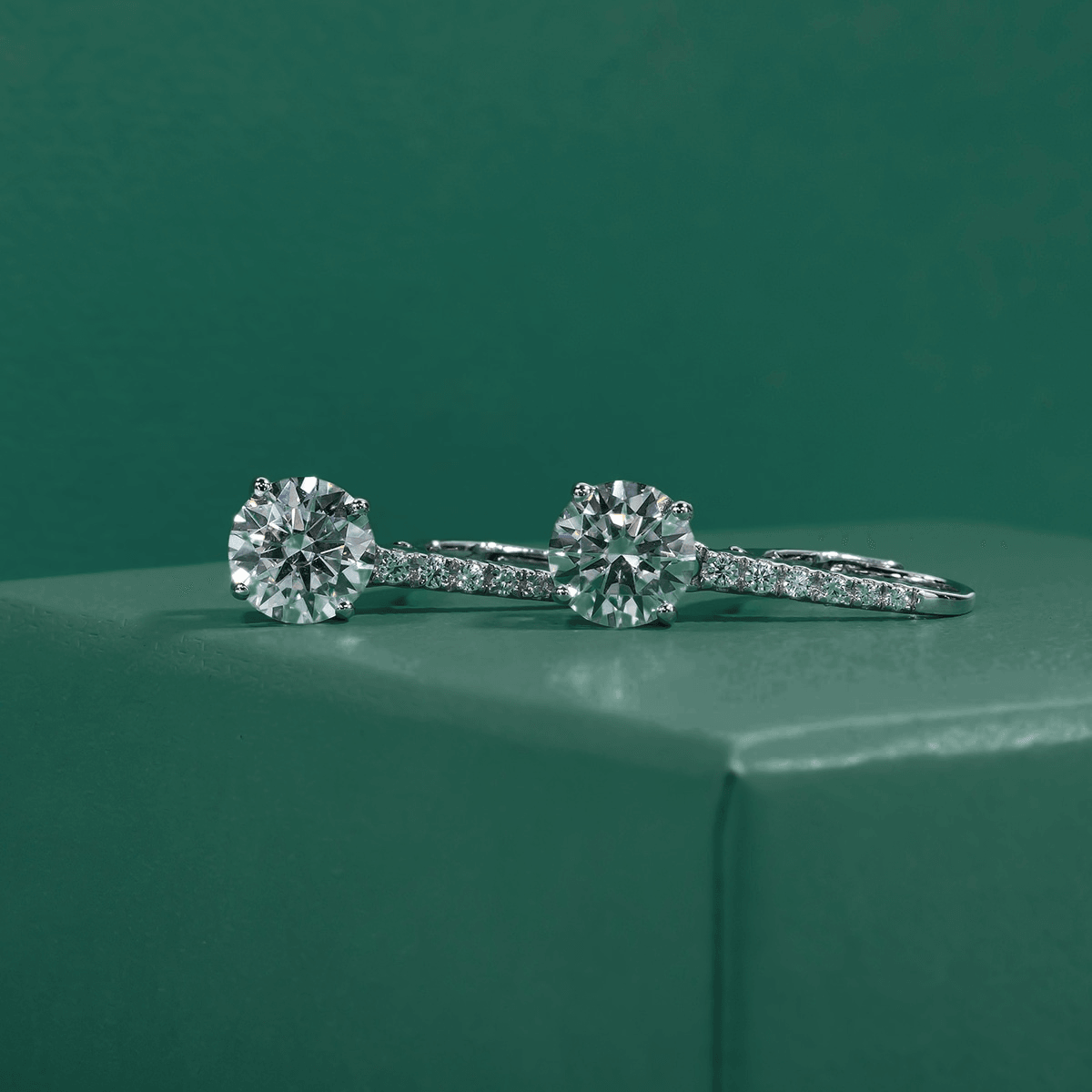 Brinco Gota Brilhante com Moissanite – Ouro Branco 18k