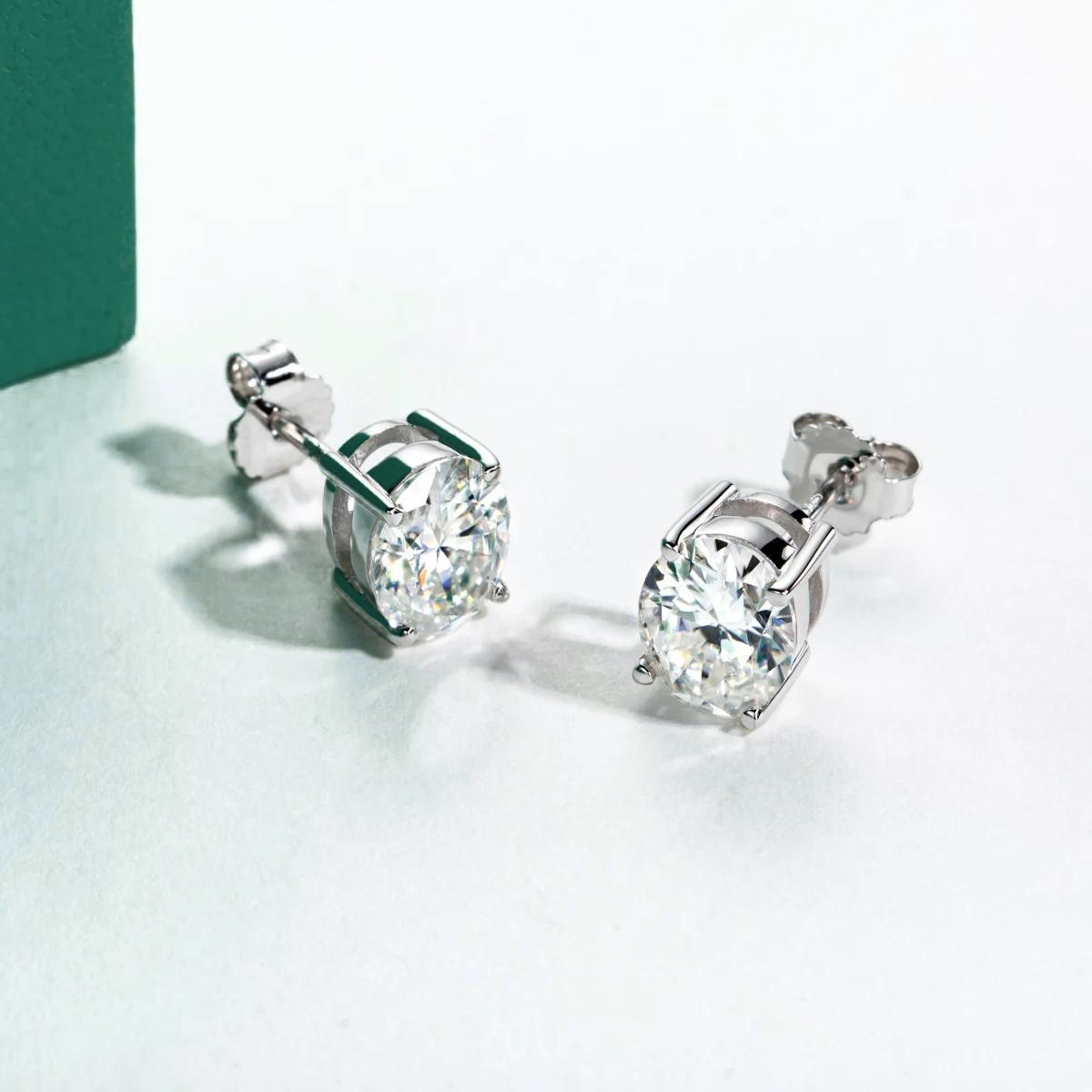 Brinco Oval com Moissanite – Ouro 10k