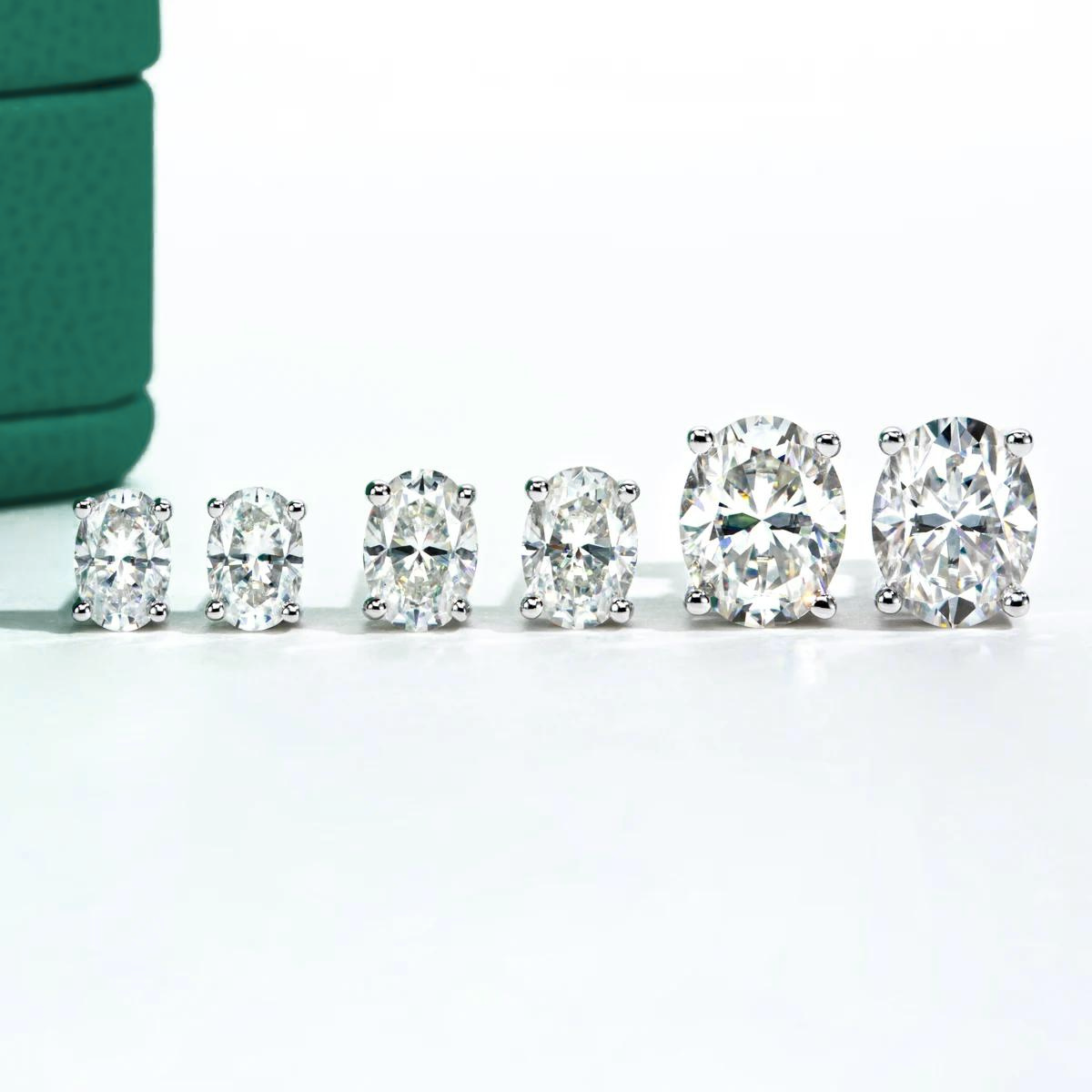 Brinco Oval com Moissanite – Ouro 10k