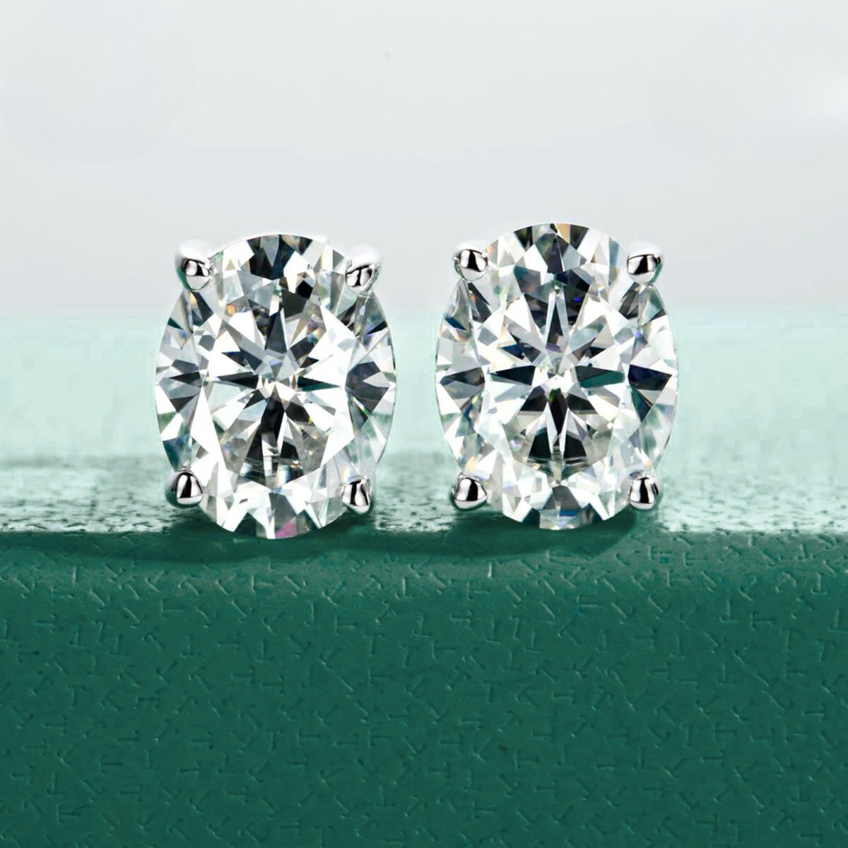 Brinco Oval com Moissanite – Ouro 10k