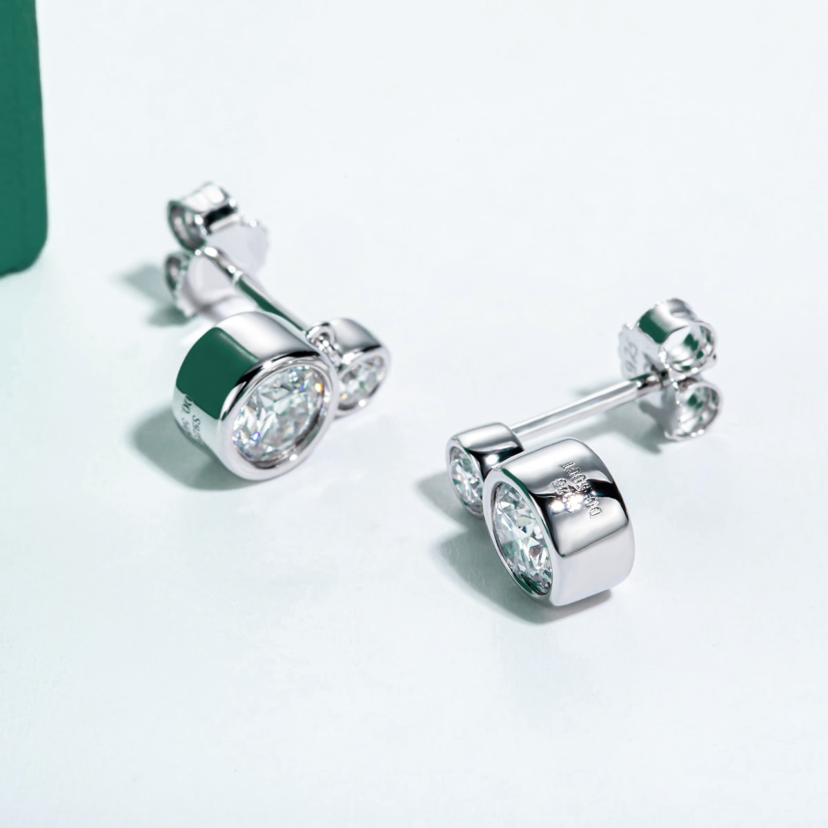 Brinco Par de Luz com Moissanite – Ouro Branco 18k