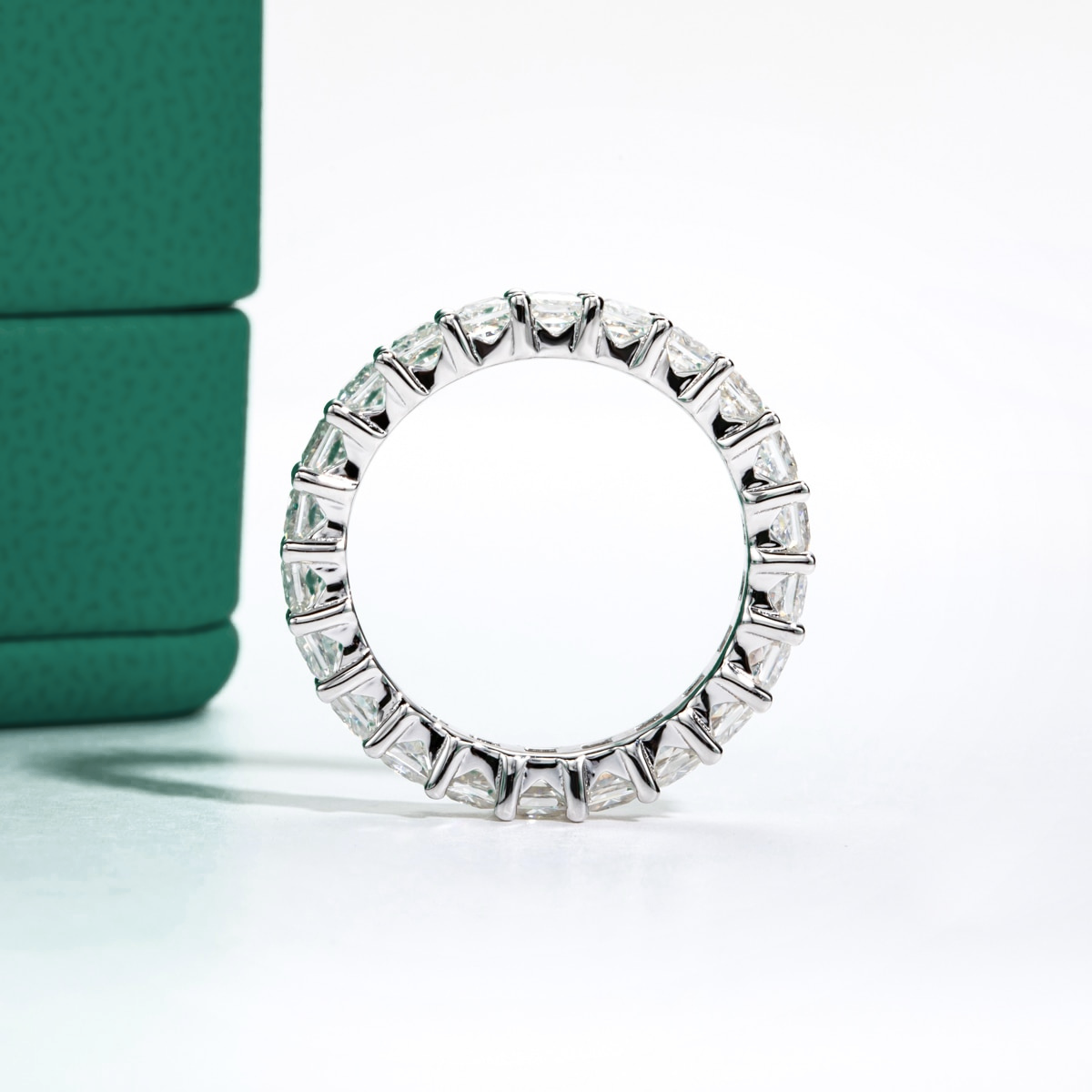 Aliança Duchess com Moissanite – Ouro Branco 18k