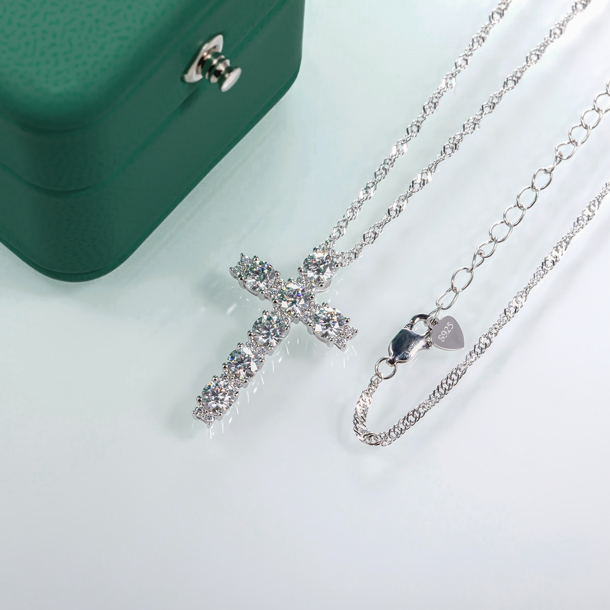 Colar Cruz com Moissanite – Prata 925