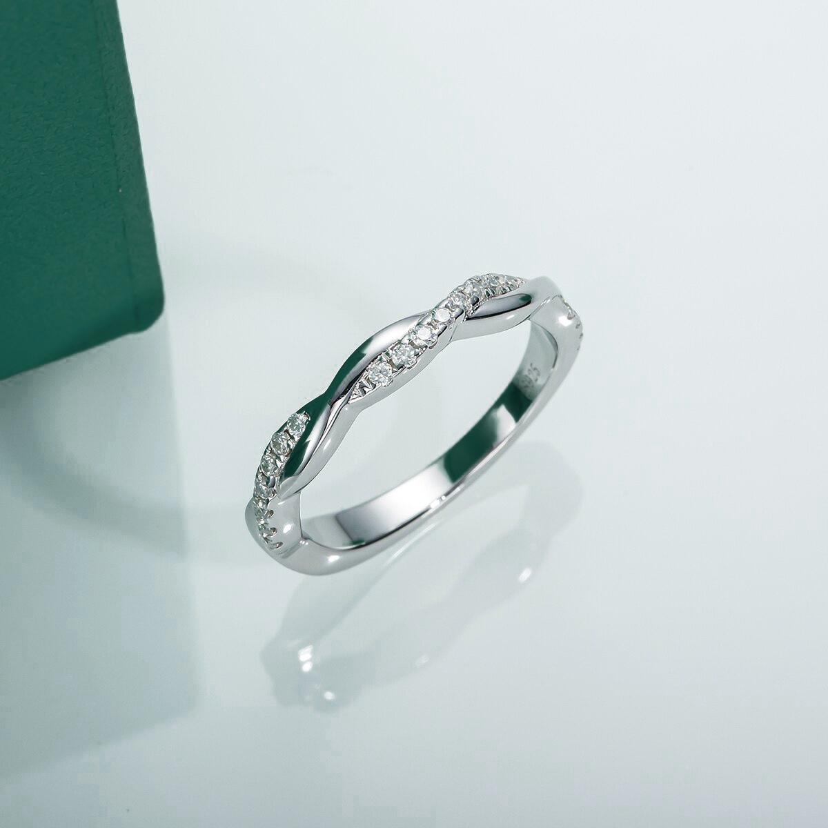 Aliança Aurora Cruzada com Moissanite – Ouro Branco 18k