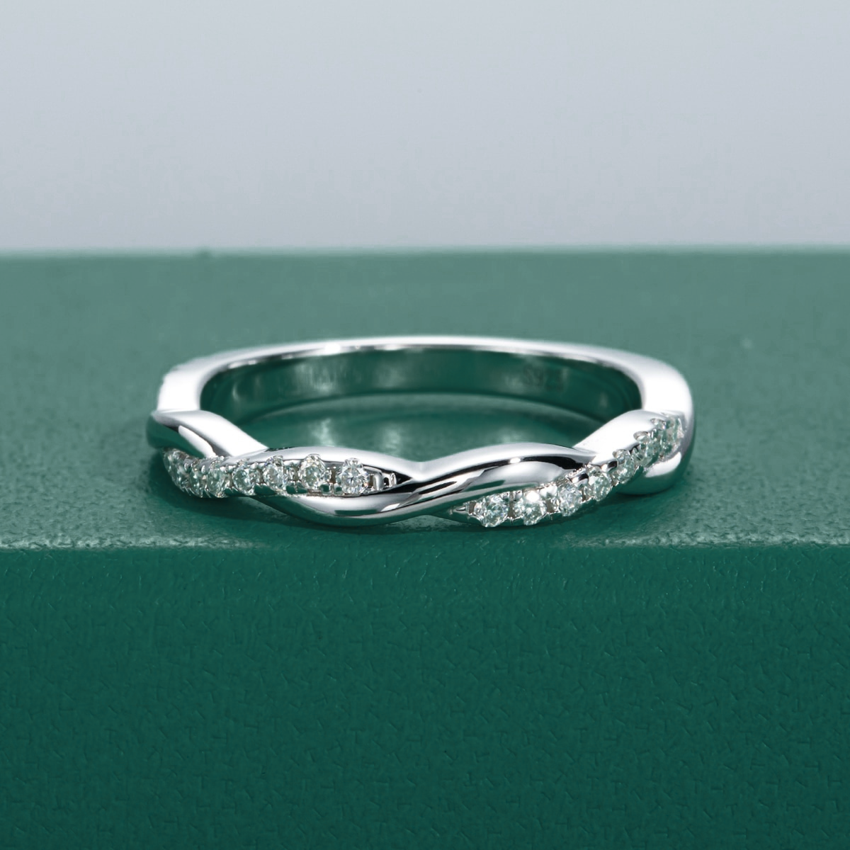 Aliança Aurora Cruzada com Moissanite – Ouro Branco 18k