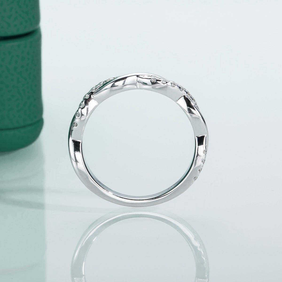 Aliança Aurora Cruzada com Moissanite – Ouro Branco 18k