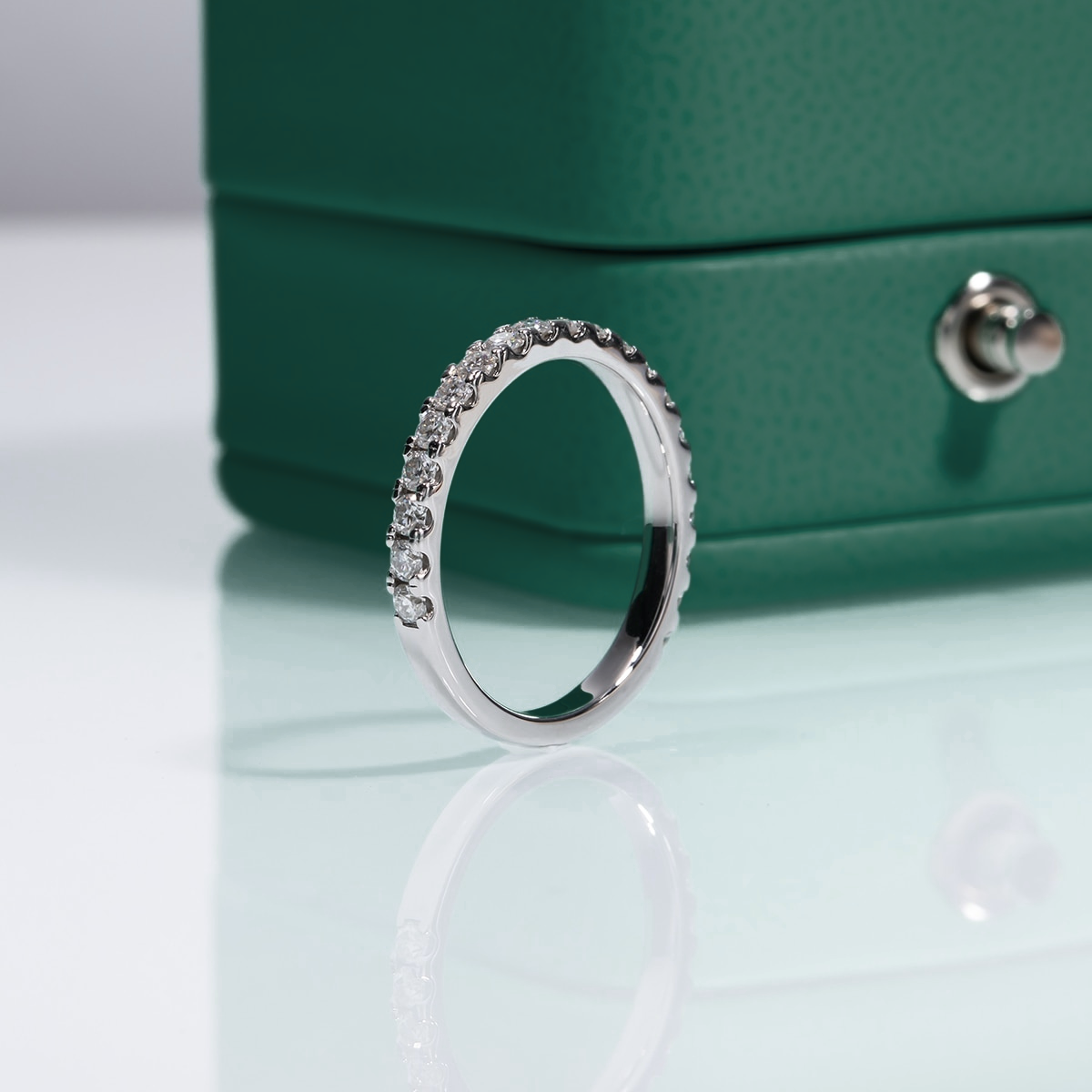 Anel Meia Aliança com Moissanite – Ouro Branco 18k
