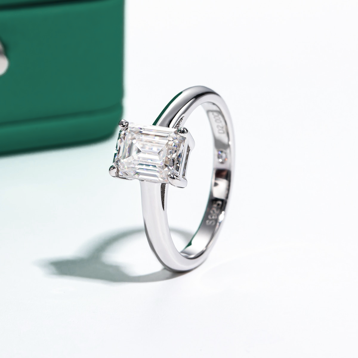 Anel Solitário Esmeralda com Moissanite – Ouro Branco 18k