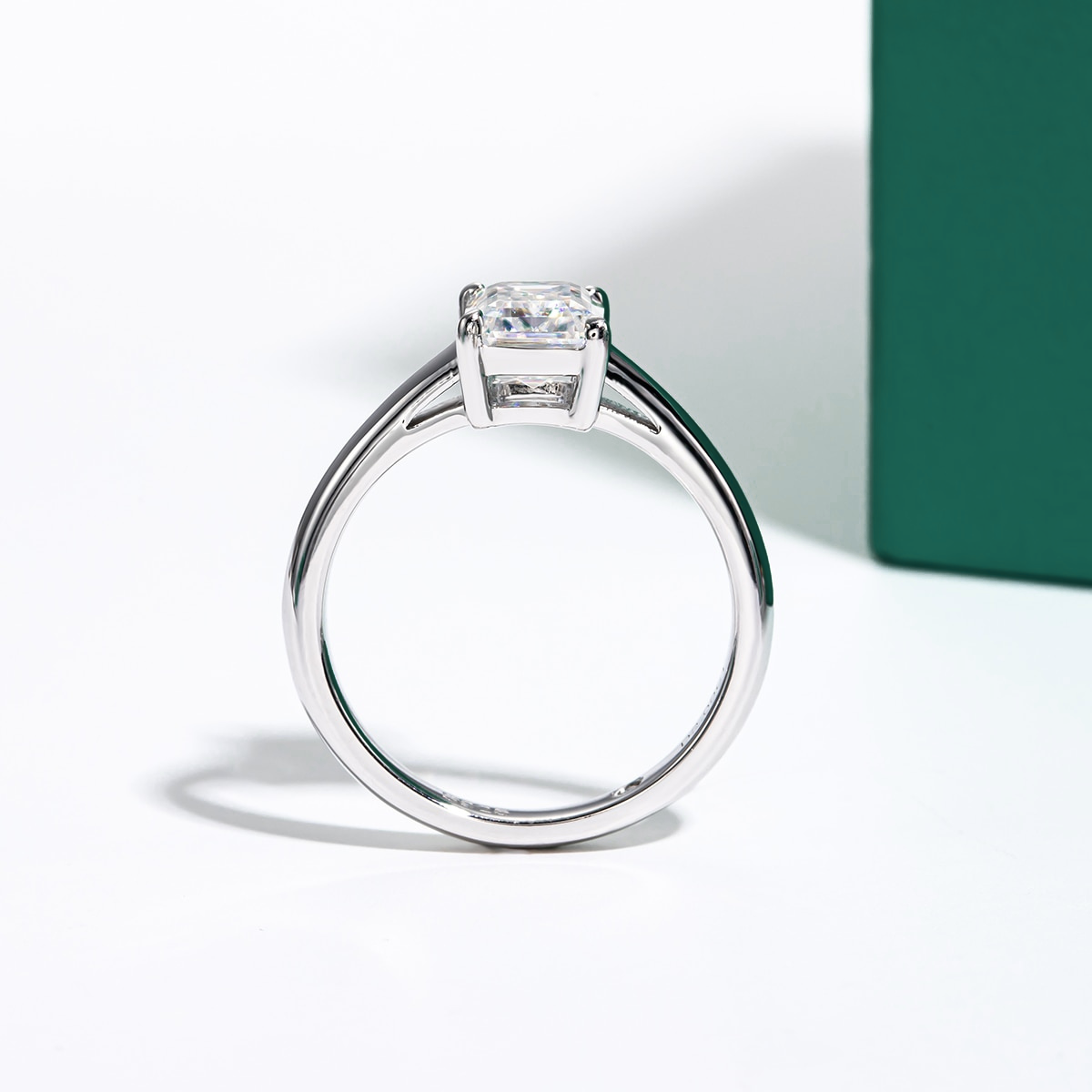 Anel Solitário Esmeralda com Moissanite – Ouro Branco 18k