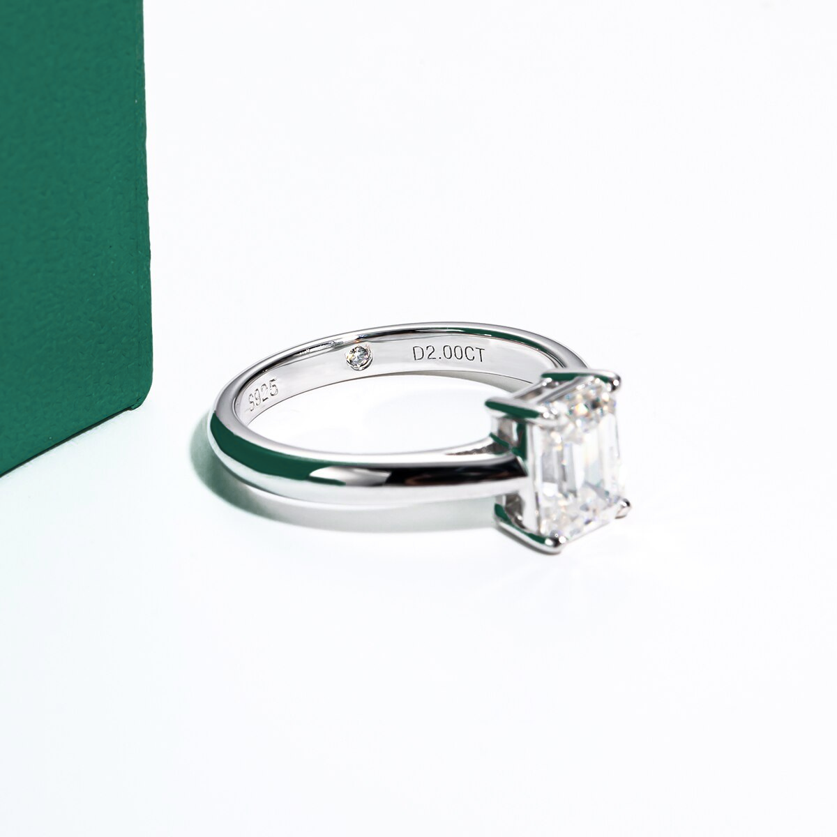 Anel Solitário Esmeralda com Moissanite – Ouro Branco 18k