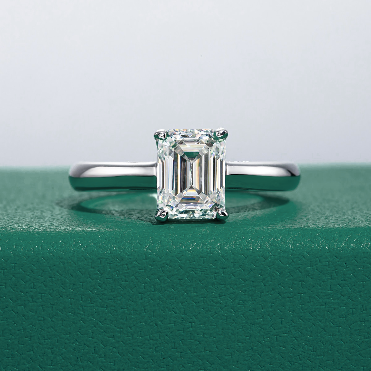 Anel Solitário Esmeralda com Moissanite – Ouro Branco 18k