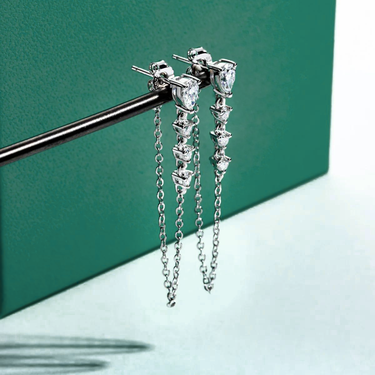 Brinco Cascata com Moissanites Pear – Ouro Branco 18k