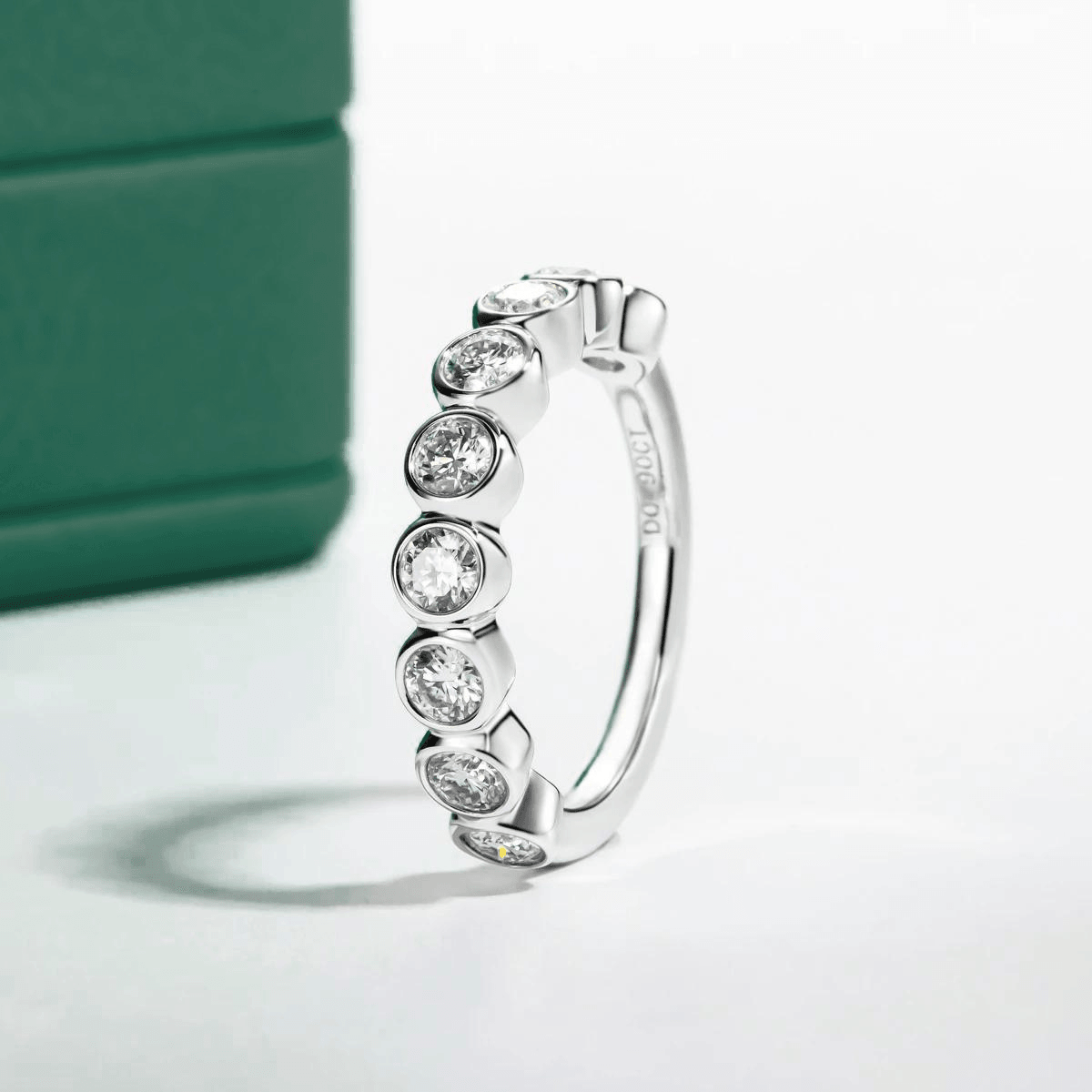 Anel Meia Aliança Eternity com Moissanites – Ouro Branco 18k