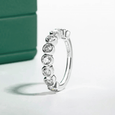 Anel Meia Aliança Eternity com Moissanites – Ouro Branco 18k