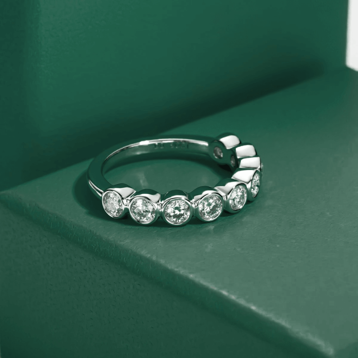 Anel Meia Aliança Eternity com Moissanites – Ouro Branco 18k