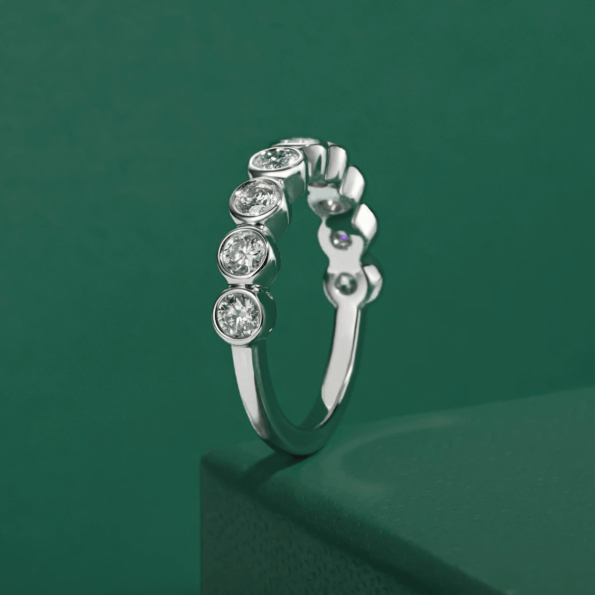 Anel Meia Aliança Eternity com Moissanites – Ouro Branco 18k