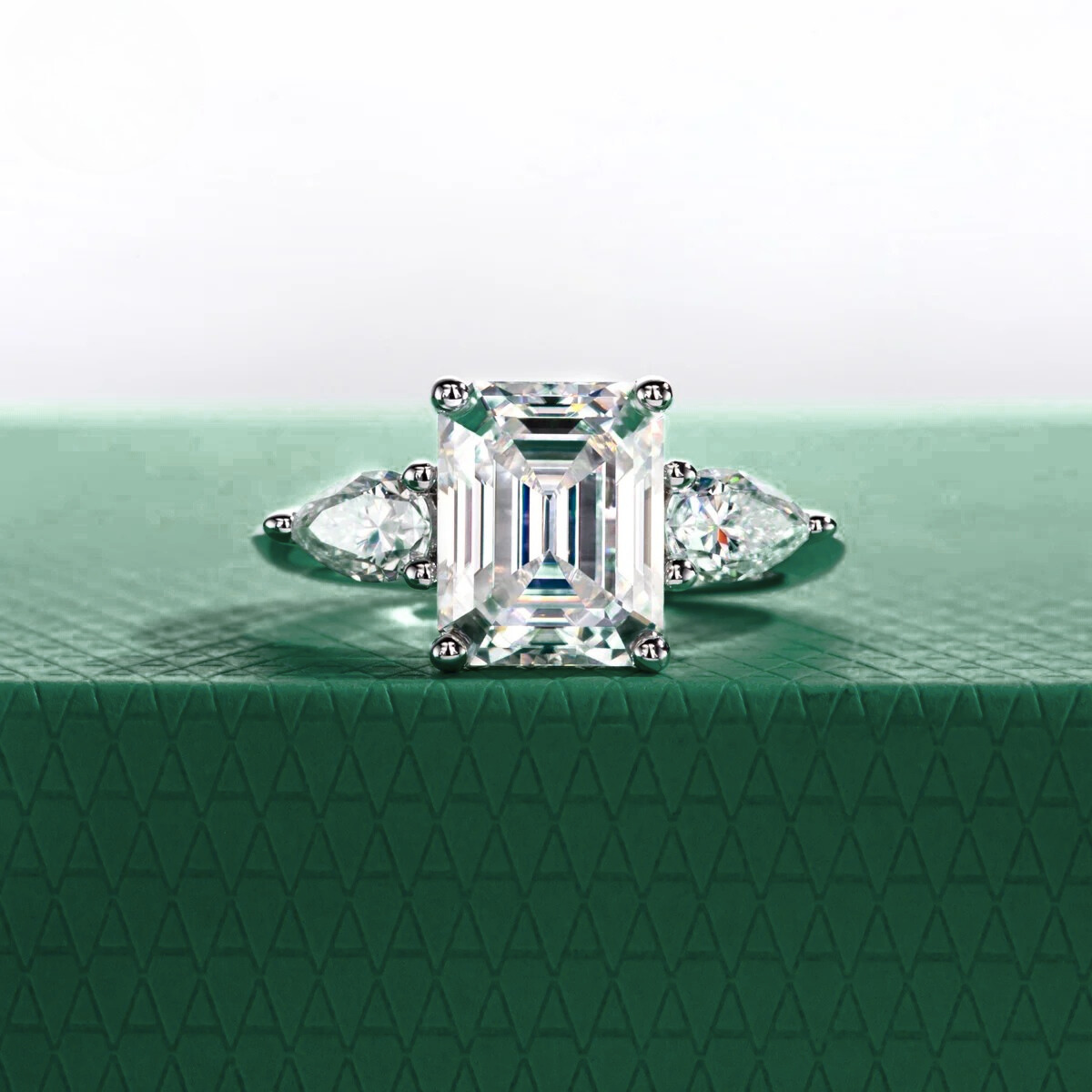 Anel Esmera Moissanite - Ouro Branco 18k