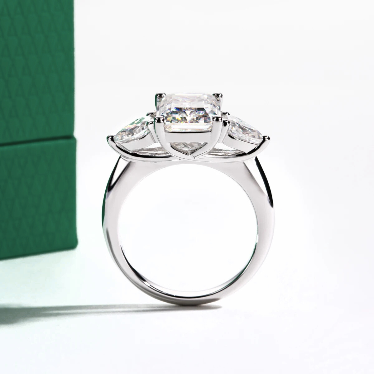 Anel Esmera Moissanite - Ouro Branco 18k