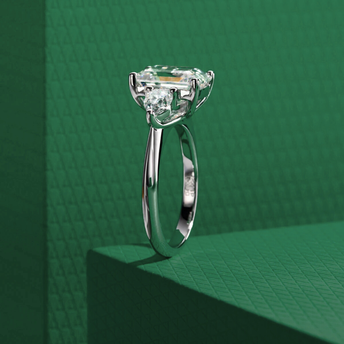 Anel Esmera Moissanite - Ouro Branco 18k