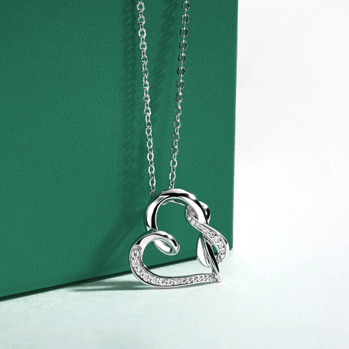 Colar Amor Eterno com Moissanite – Ouro Branco 18k