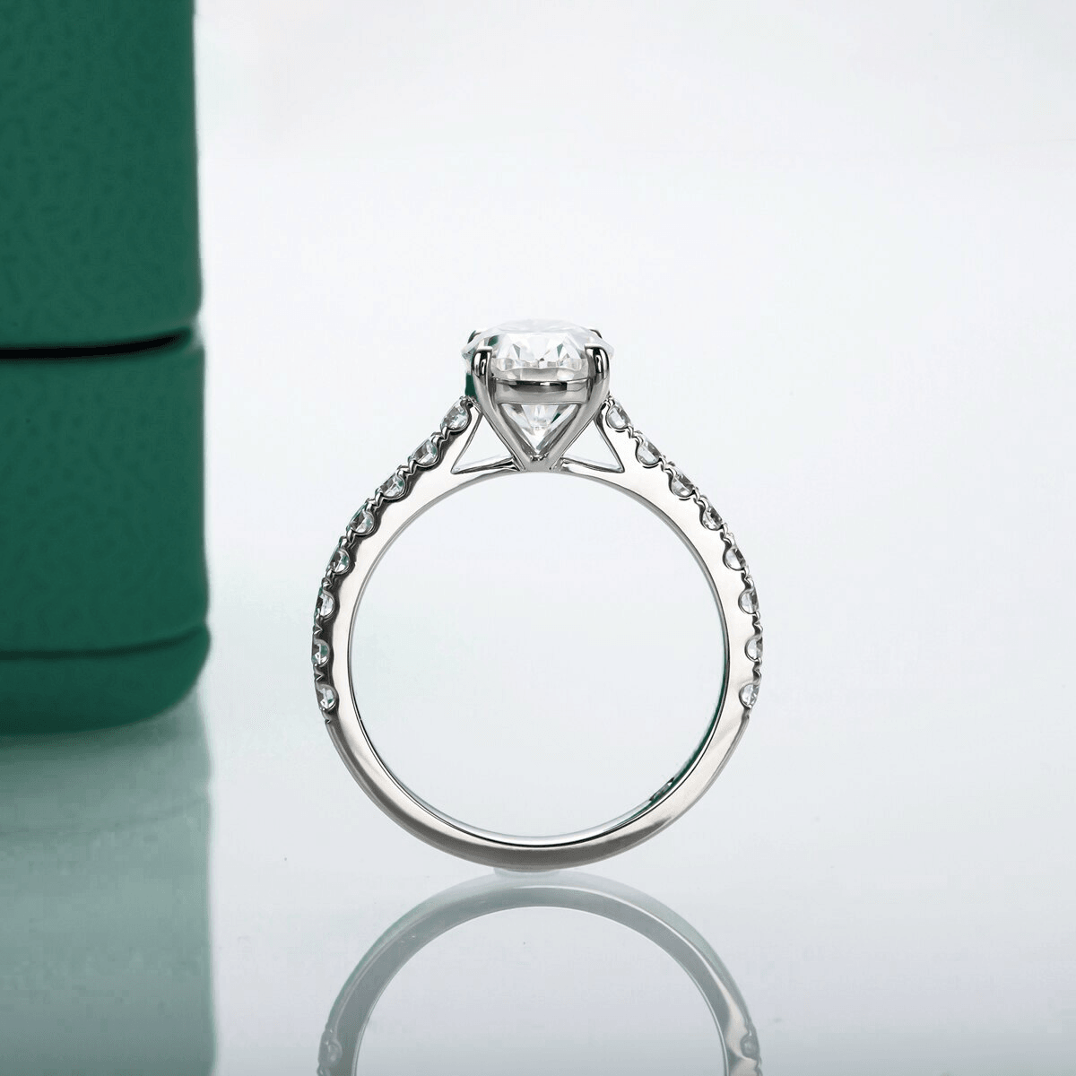Anel Solitário Oval com Moissanite – Prata 925