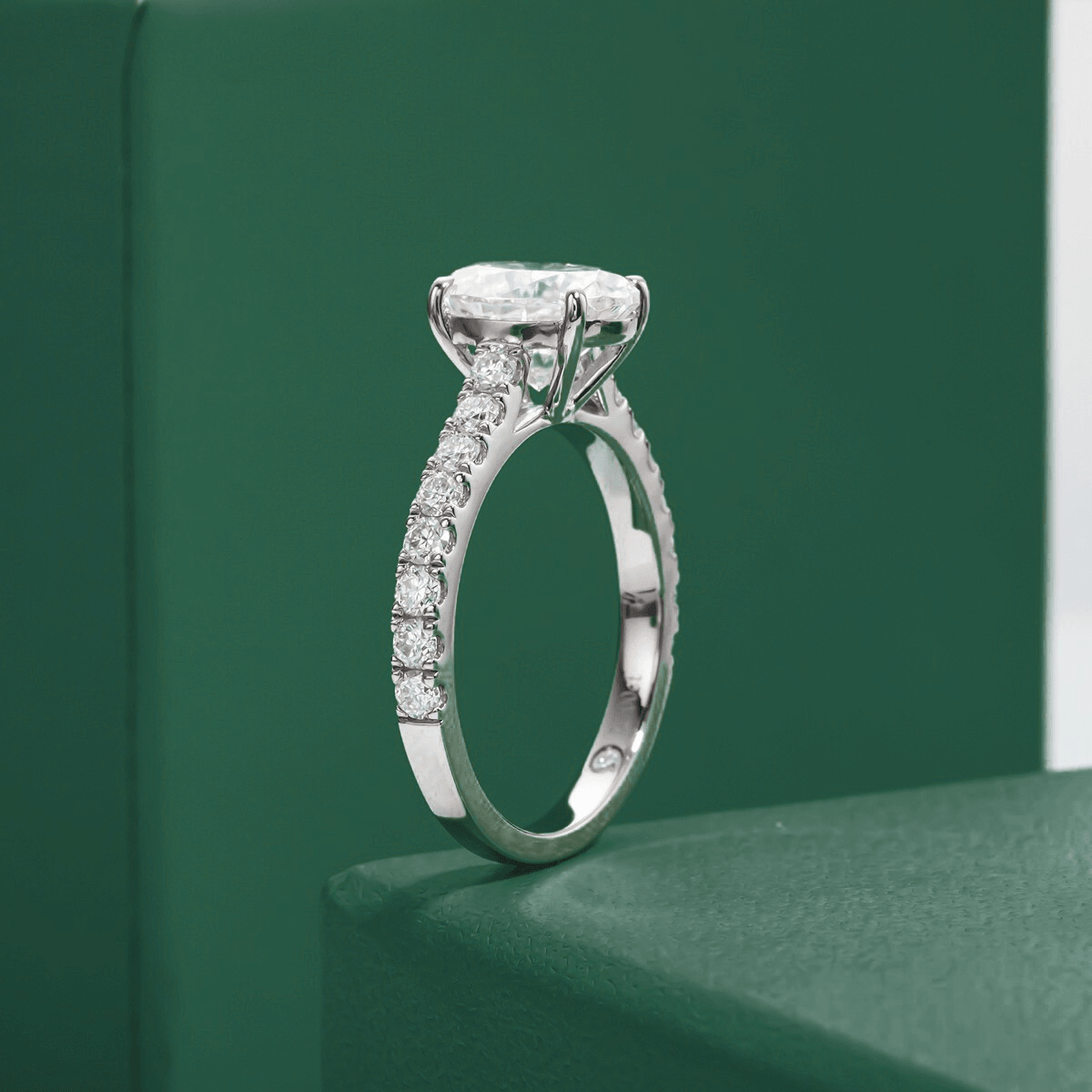 Anel Solitário Oval com Moissanite – Prata 925