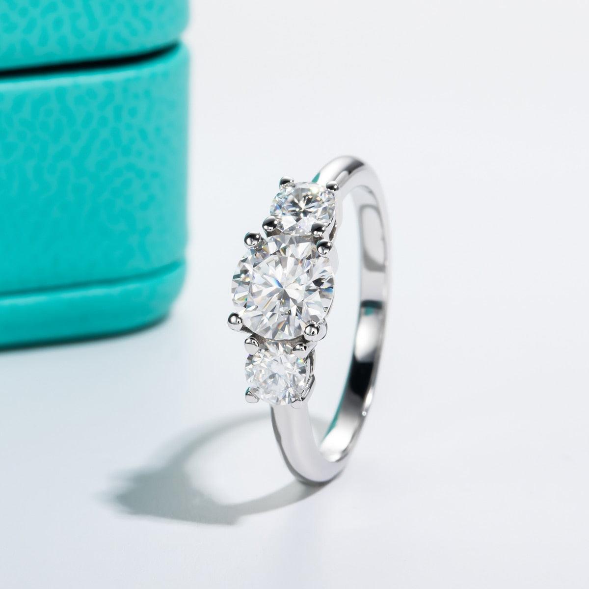 Anel Triplo Brilho com Moissanite – Elegância e Luminosidade