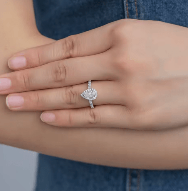 Anel Gota com Moissanite Cravejado – Ouro Branco 18k