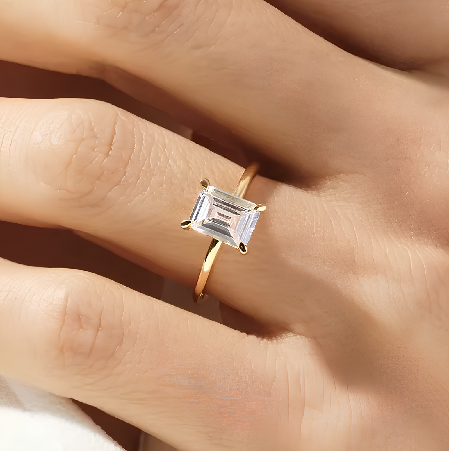 Anel Slim com Moissanite Esmeralda – Ouro 18k