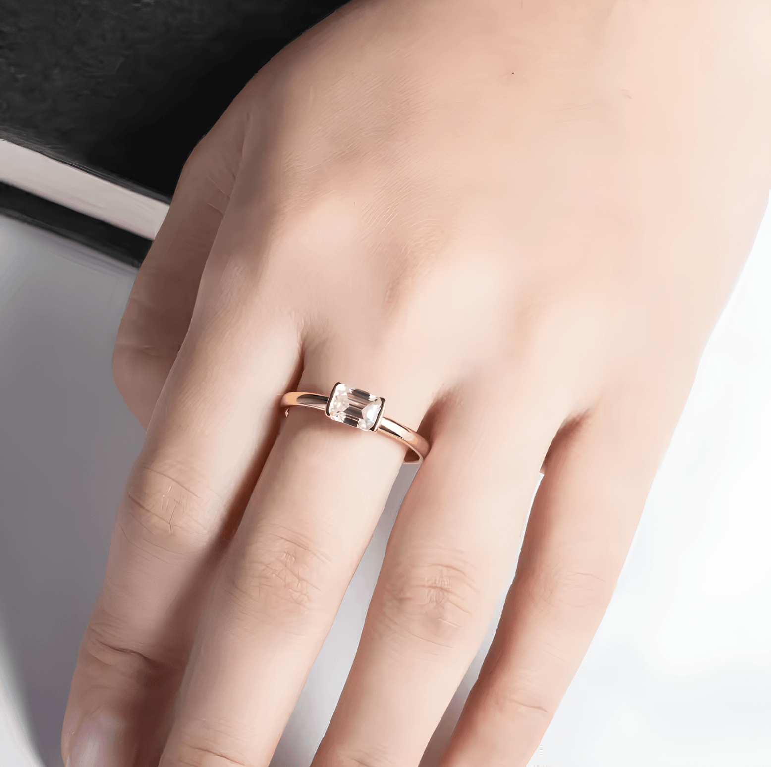 Anel Soft Esmeralda com Moissanite – Ouro Amarelo 18k