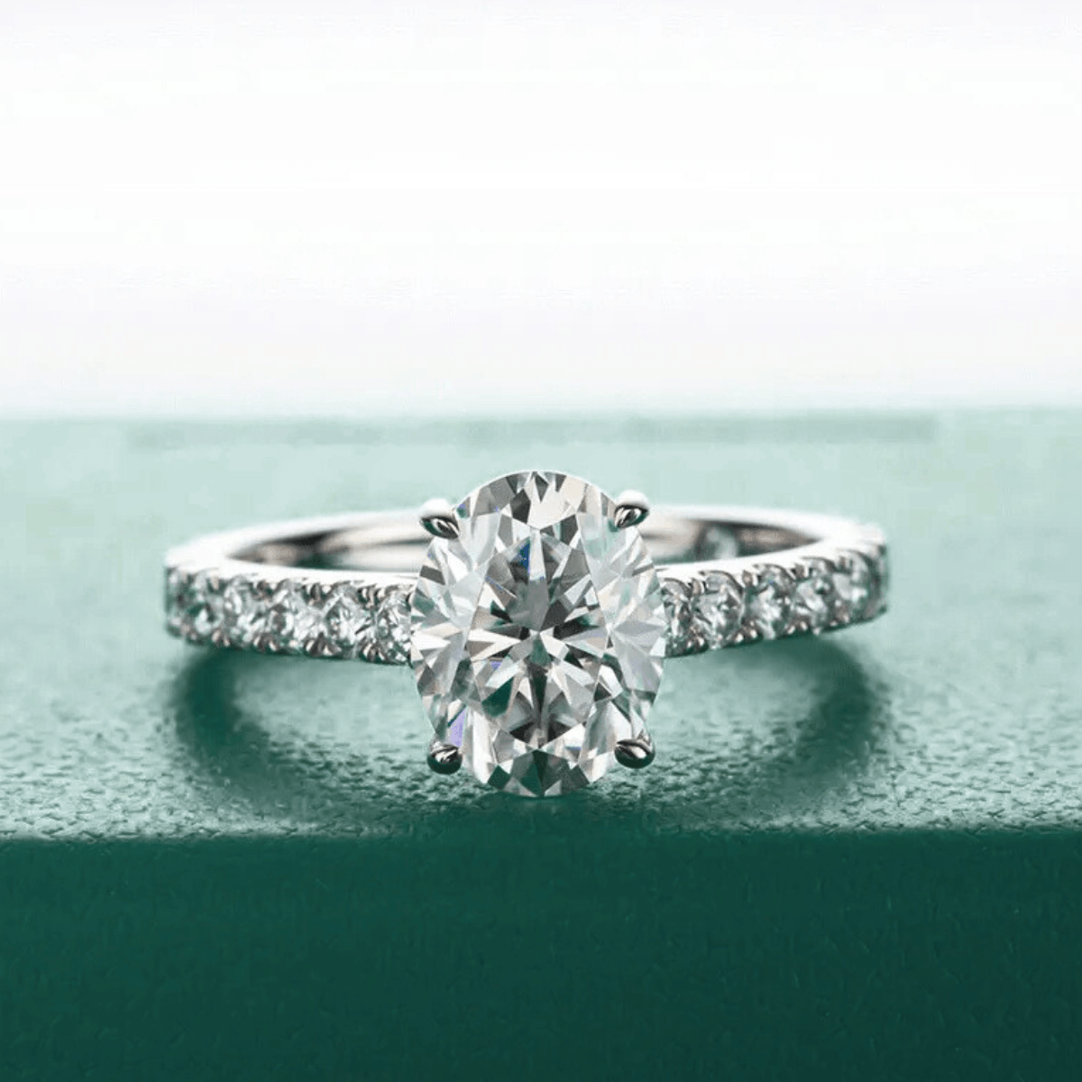 Anel Solitário Oval com Moissanite – Prata 925