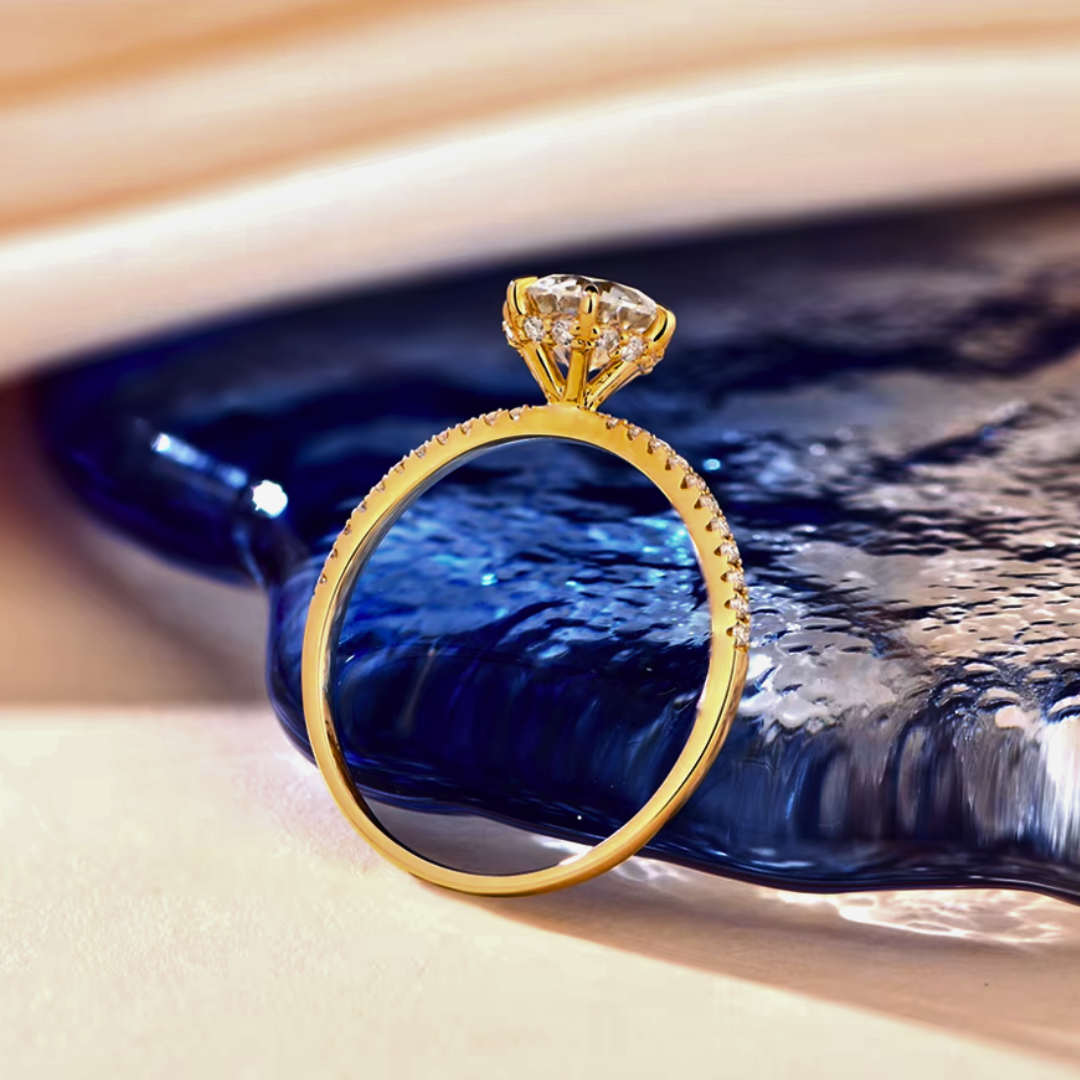 Anel Solitário Dama Cravejado com Moissanite – Ouro 18K