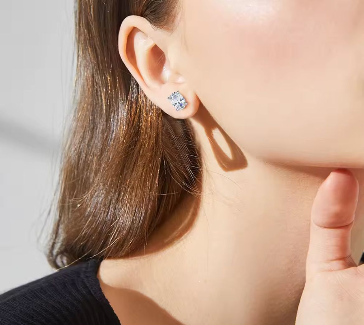 Brinco Oval com Moissanite – Ouro 10k