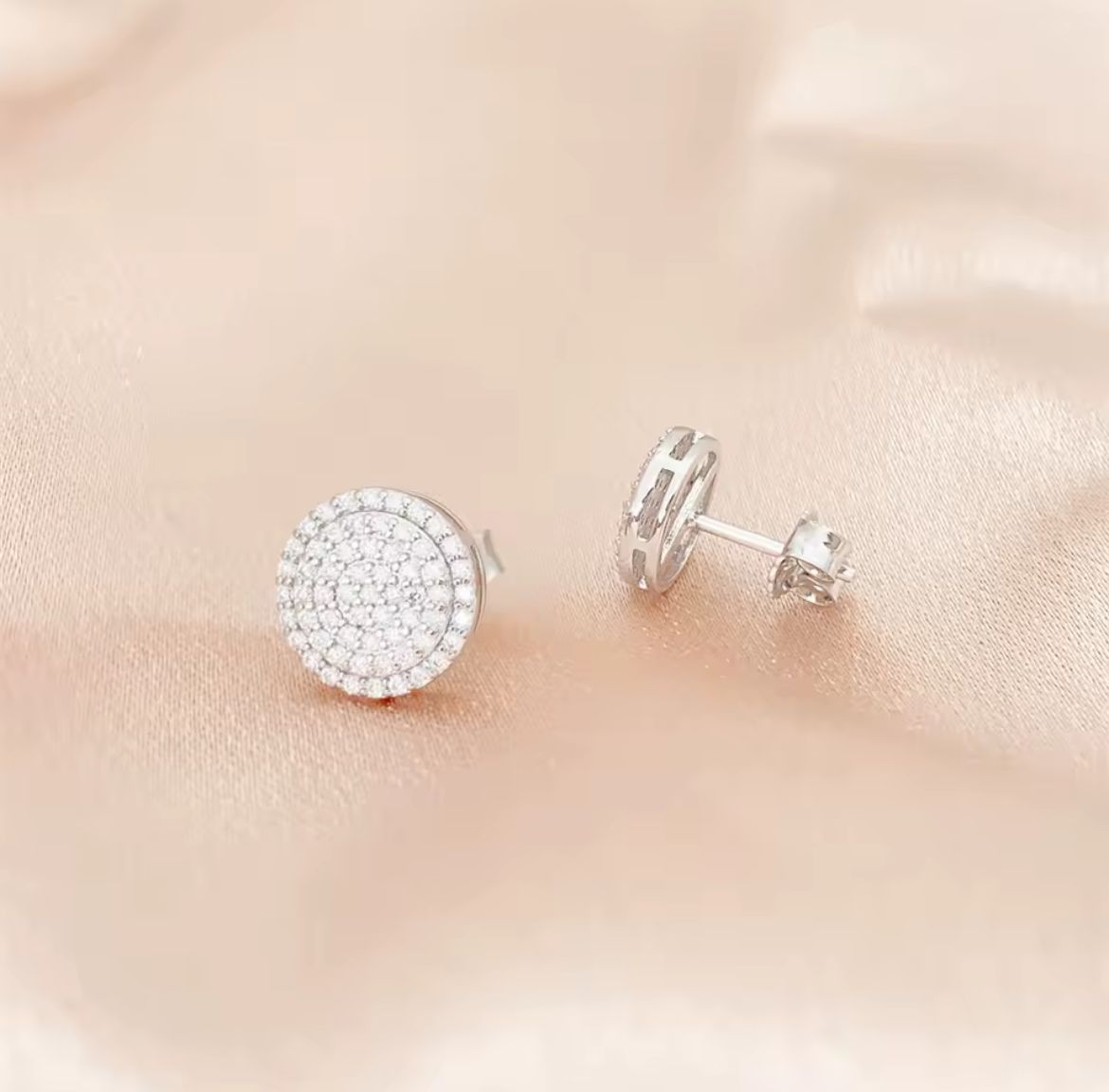 Brinco Centelha com Moissanite – Ouro Branco 18k