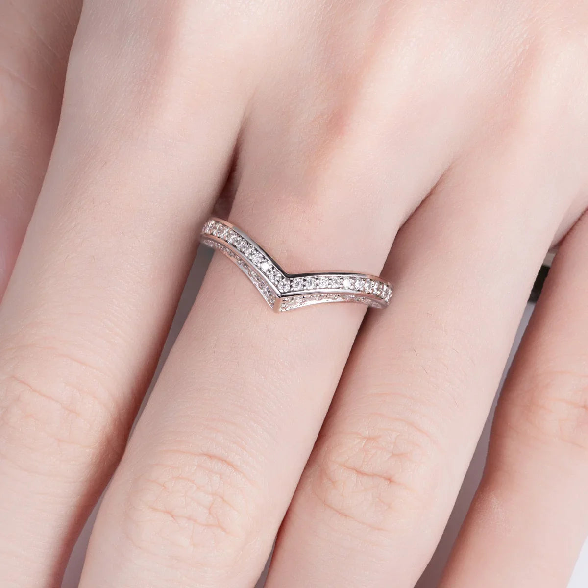 Meia Aliança V Design com Moissanite – Ouro Branco 18k