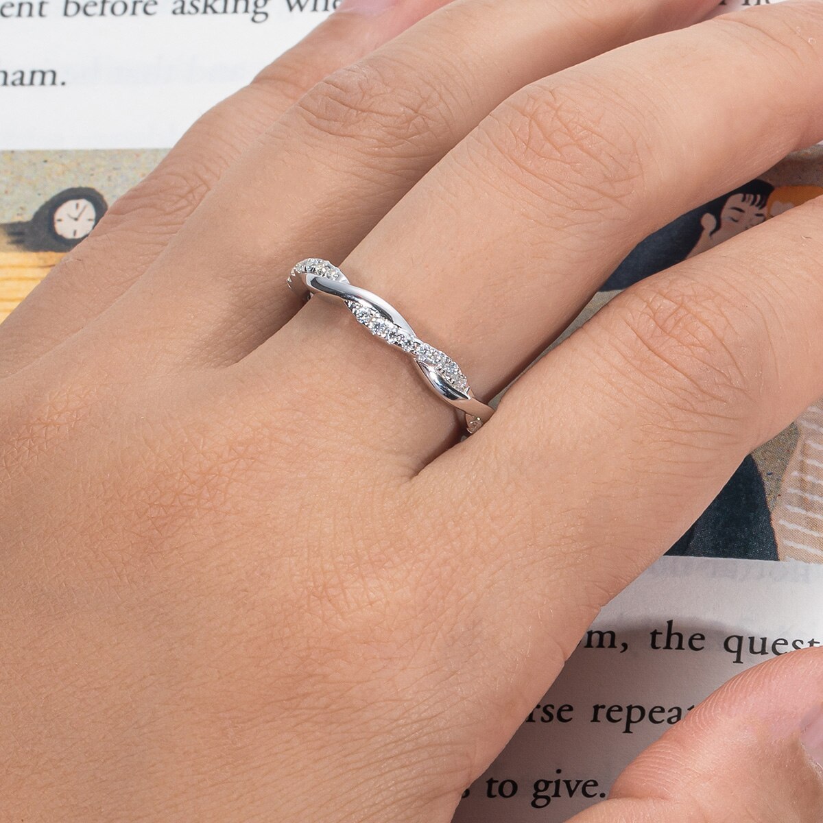 Aliança Aurora Cruzada com Moissanite – Ouro Branco 18k