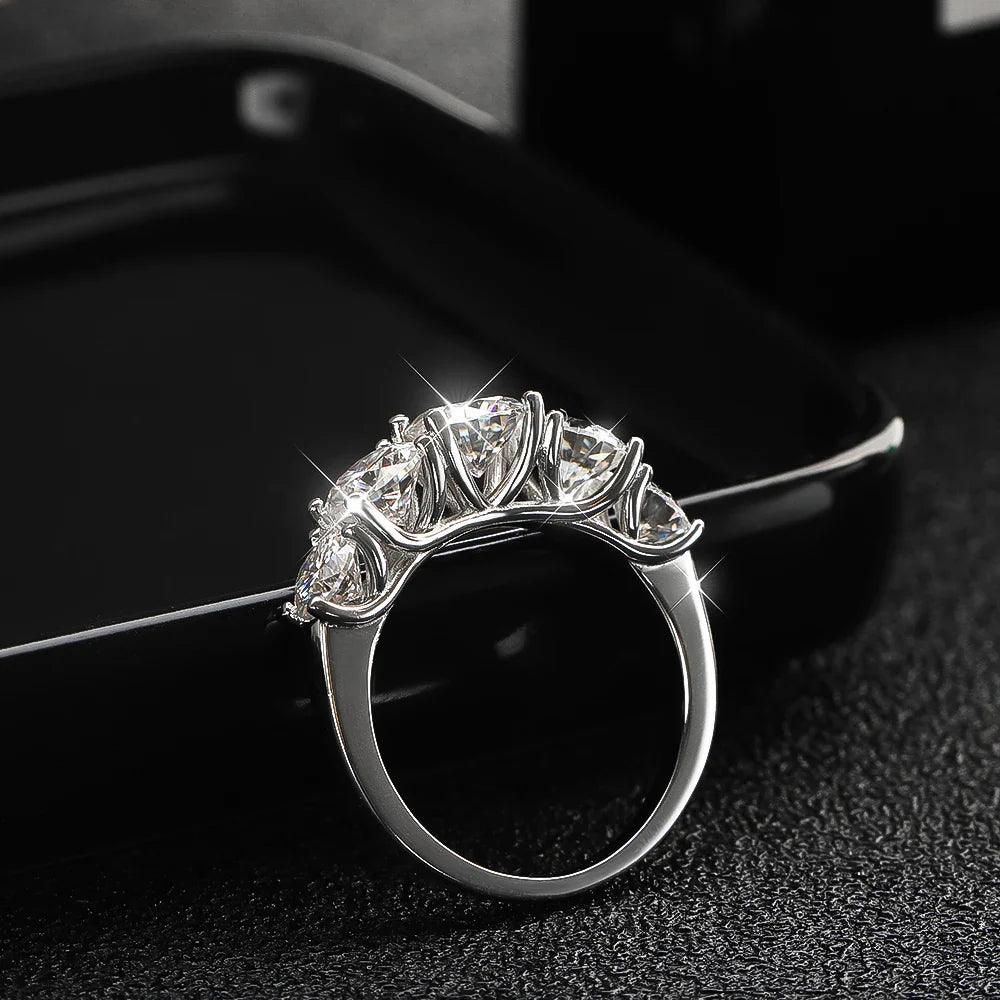 Anel Penta Brilhante com Moissanite – Ouro Branco 18k