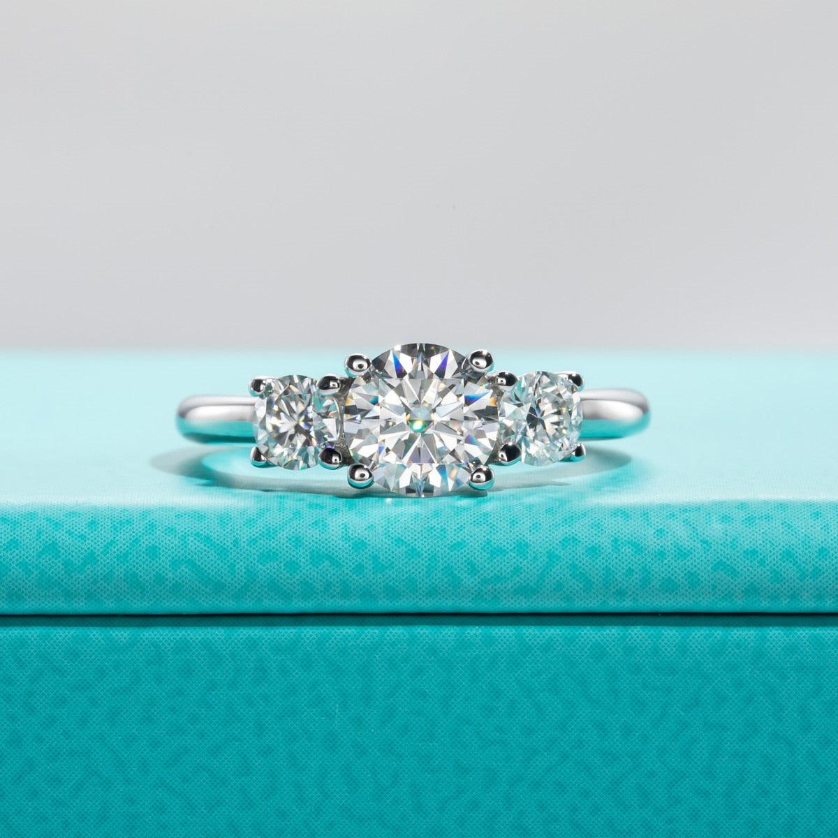 Anel Triplo Brilho com Moissanite – Elegância e Luminosidade