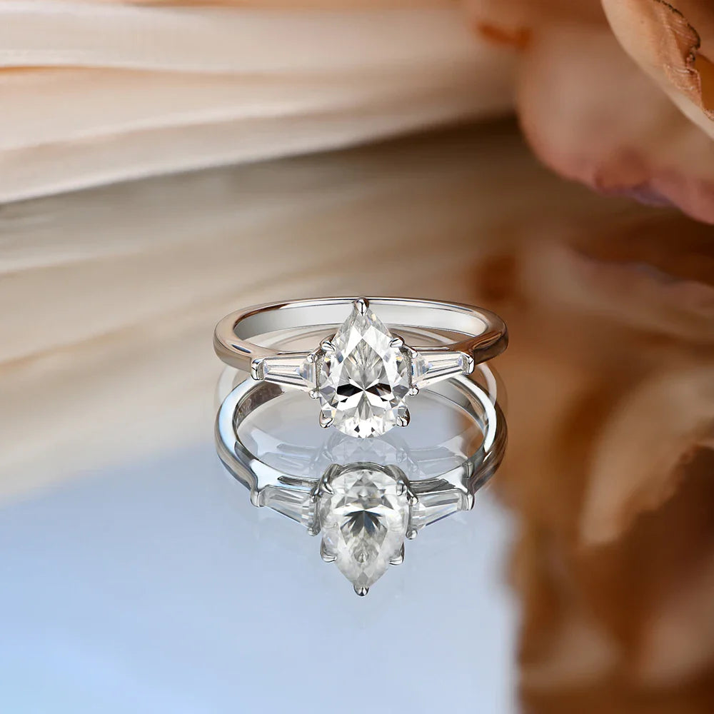 Anel Gota com Moissanite – Ouro Branco 18k