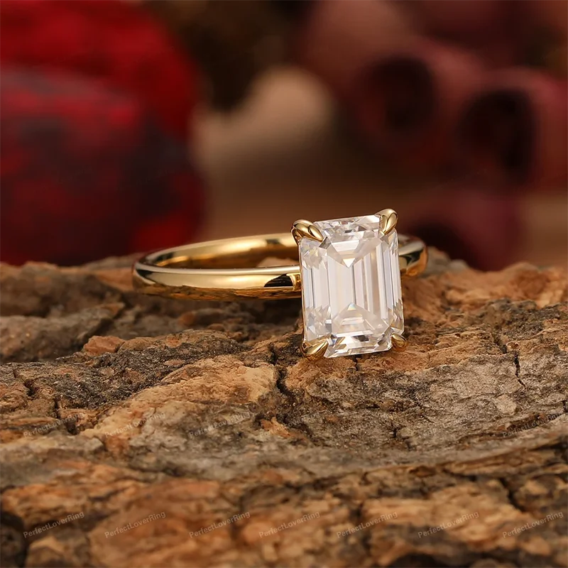 Anel Slim com Moissanite Esmeralda – Ouro 18k