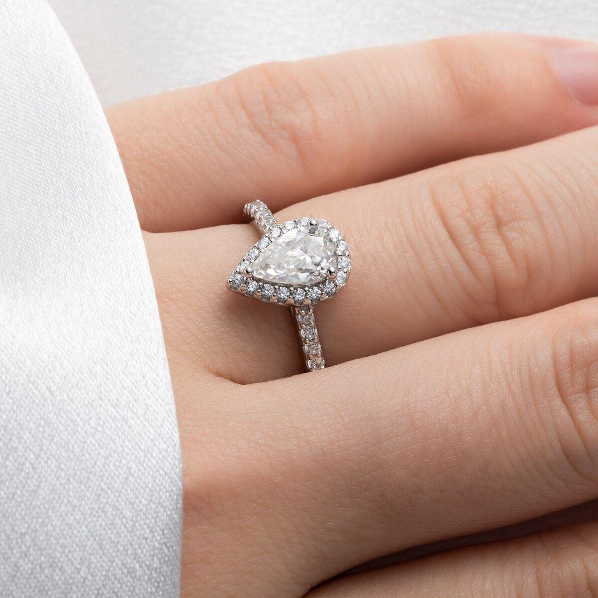 Anel Gota com Moissanite Cravejado – Ouro Branco 18k