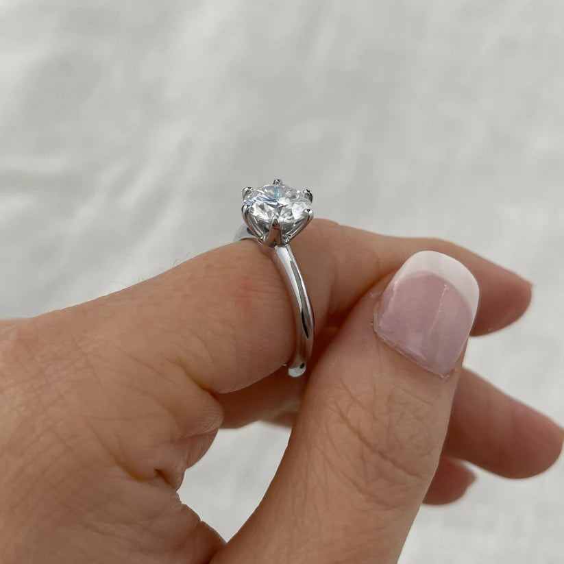 Anel Solitário com Moissanite Brilhante – Prata 925