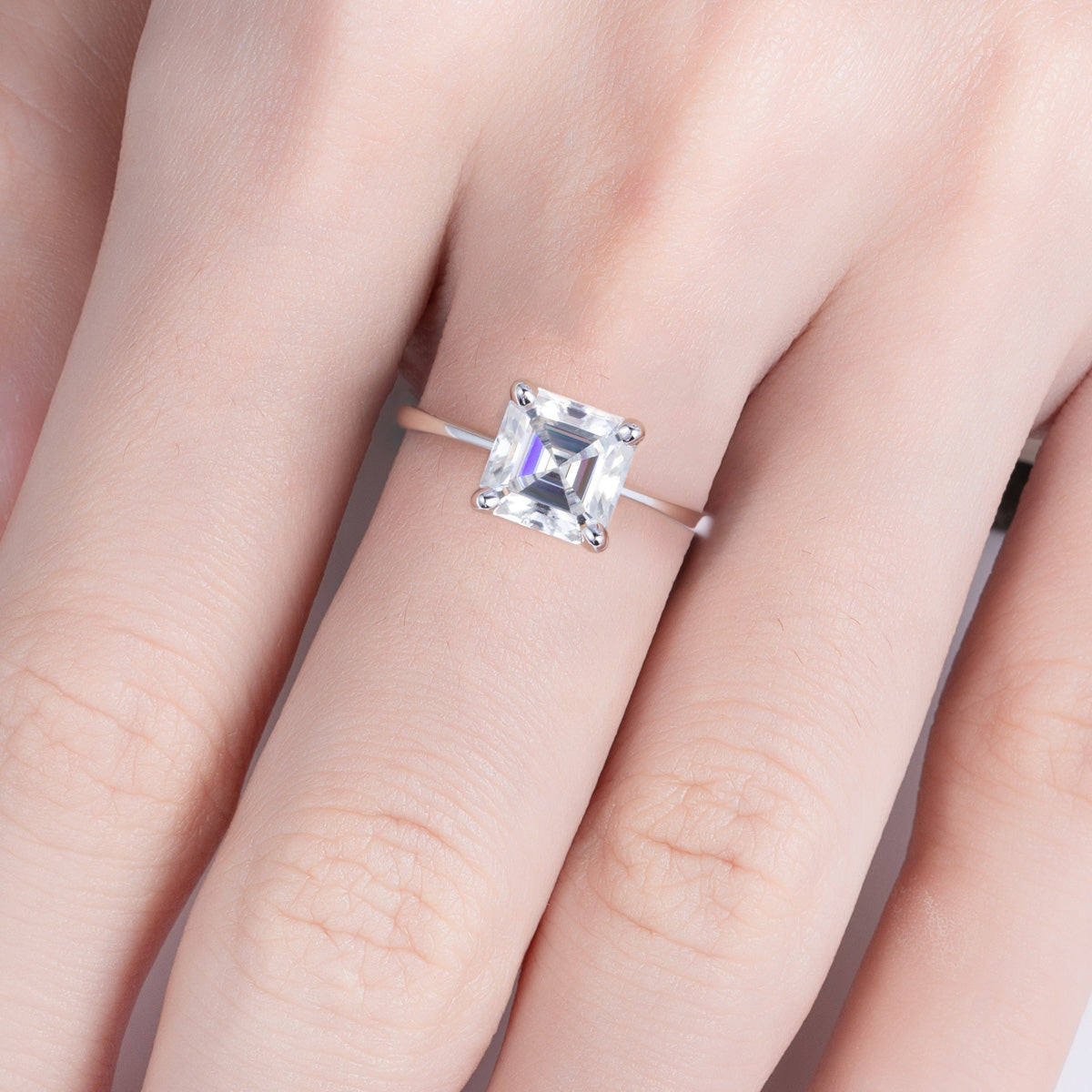 Anel Solitário Aisling com Moissanite – Ouro Branco 18k