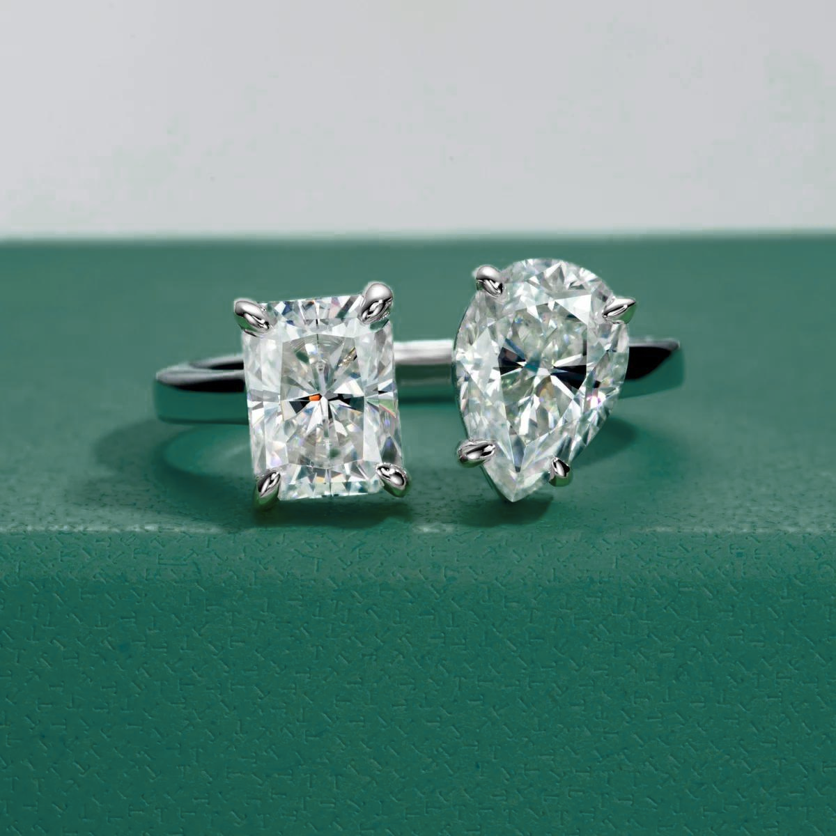 Anel Radiant com Moissanite – Ouro Branco 18k