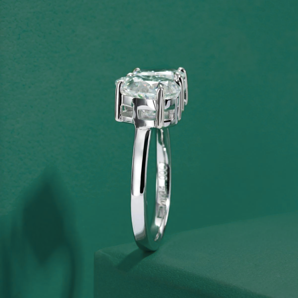 Anel Radiant com Moissanite – Ouro Branco 18k