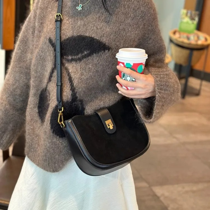 Bolsa Crossbody Feminina em Camurça com Alça Regulável e Fecho Dourado Sofisticada - Aurora
